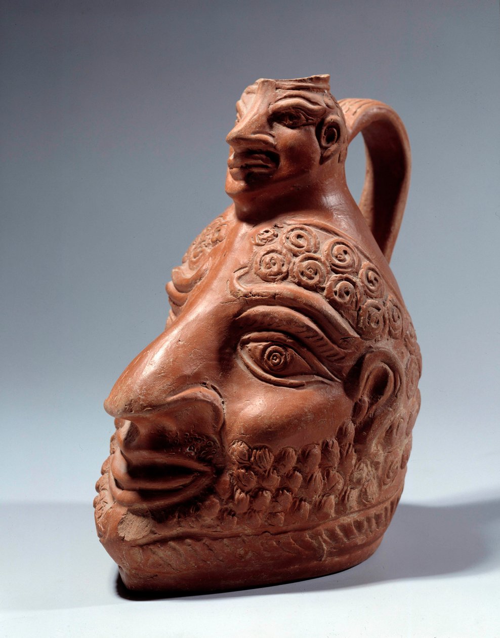 Romeinse kunst: terracotta vaas in de vorm van een dubbel hoofd door Roman Roman