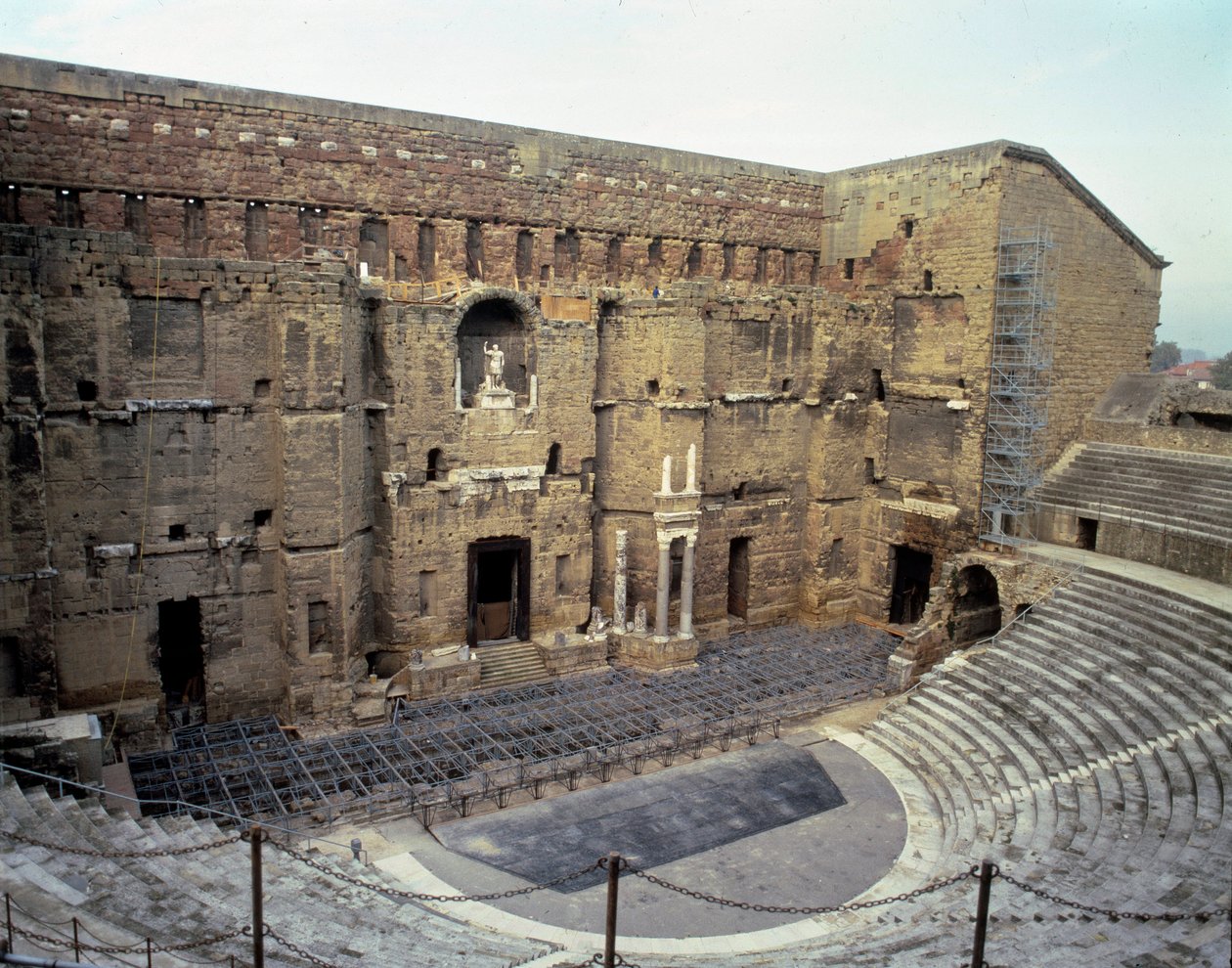 Romeinse kunst: uitzicht op het Romeinse theater van de stad Orange (Vaucluse) door Roman Roman