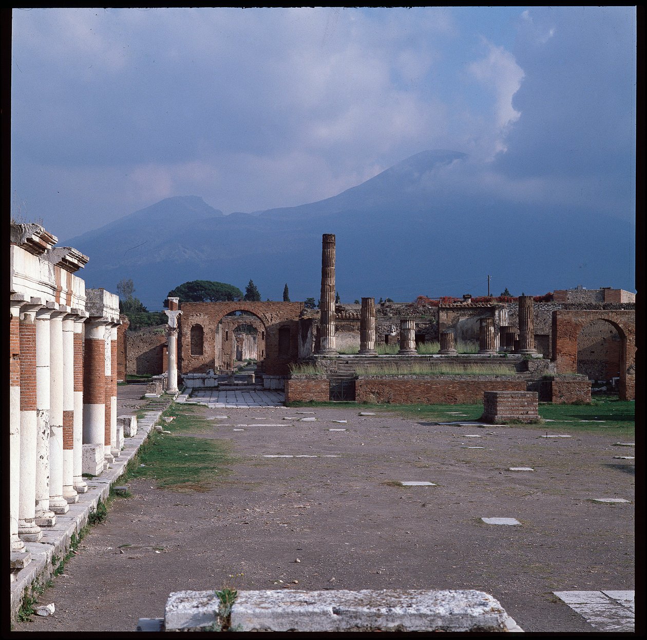 Romeinse kunst: uitzicht op het forum, archeologische site van Pompeii (1e eeuw v.Chr.-1e eeuw n.Chr.) Italië door Roman Roman