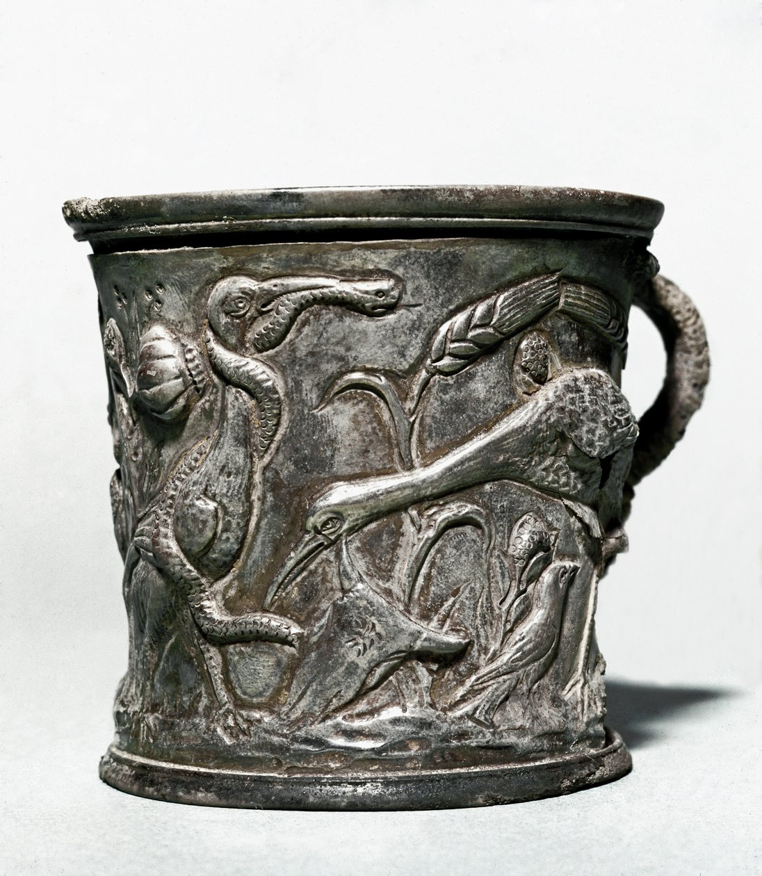 Zilveren beker met vogels en tarwe door Roman Roman