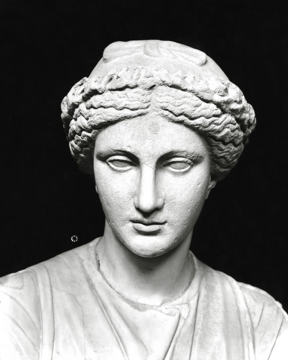 Standbeeld van Clio met een rol, detail van het hoofd (steen) (zw/w foto) door Roman Roman