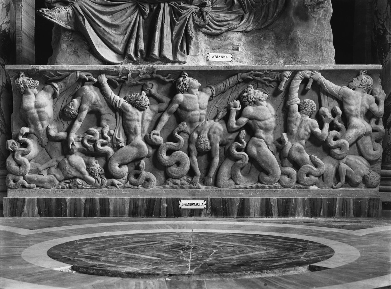 De Reuzen, detail van een reliëf dat Ariane en een gigantomachie afbeeldt door Roman Roman