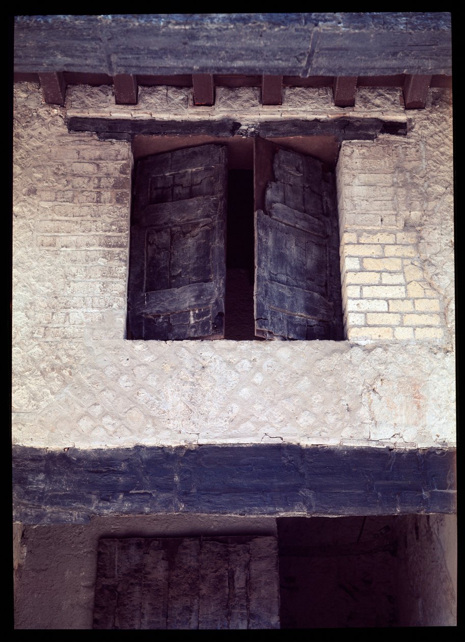 Zicht op een verkoold raam van een huis van de veranda van de decumanus maximus, 5e eeuw v.Chr.-1e eeuw n.Chr. door Roman Roman