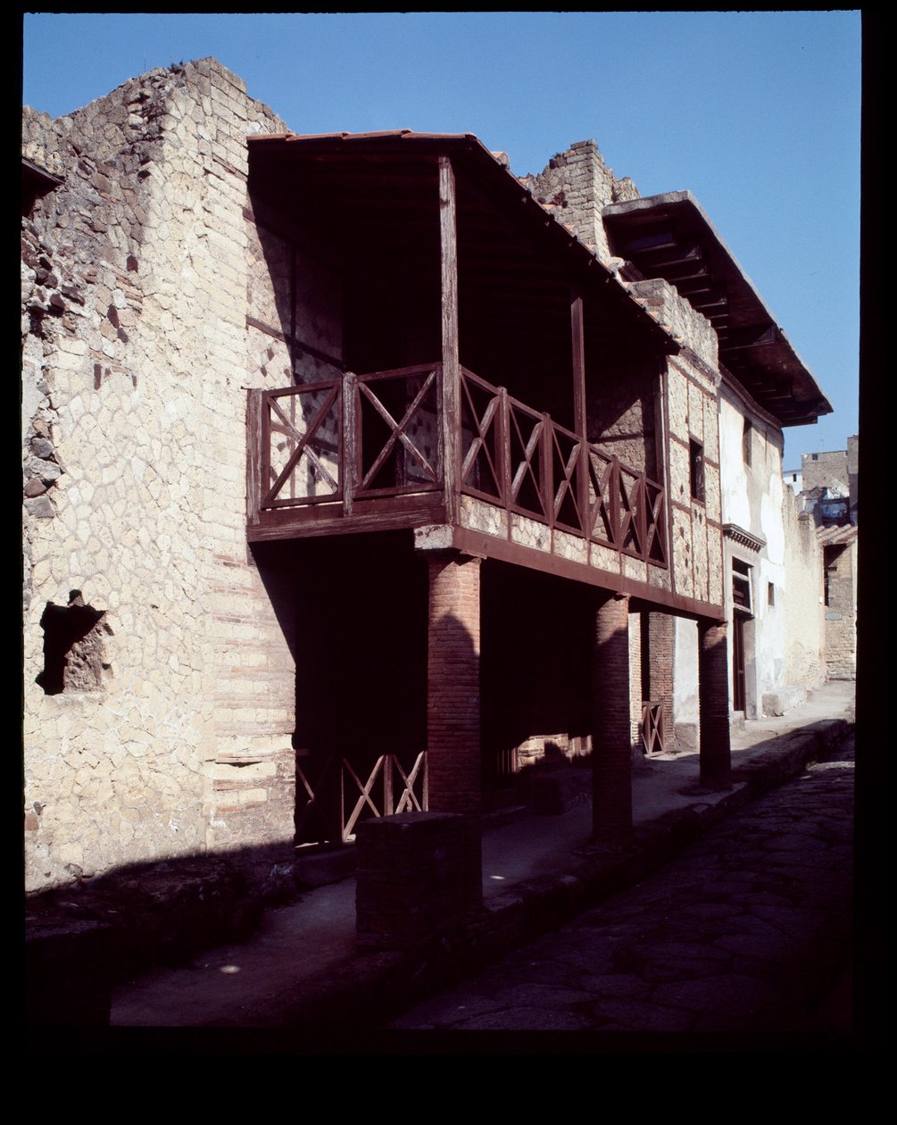 Uitzicht op het huis genaamd casa a Graticcio, 5e eeuw v.Chr.-1e eeuw n.Chr. door Roman Roman