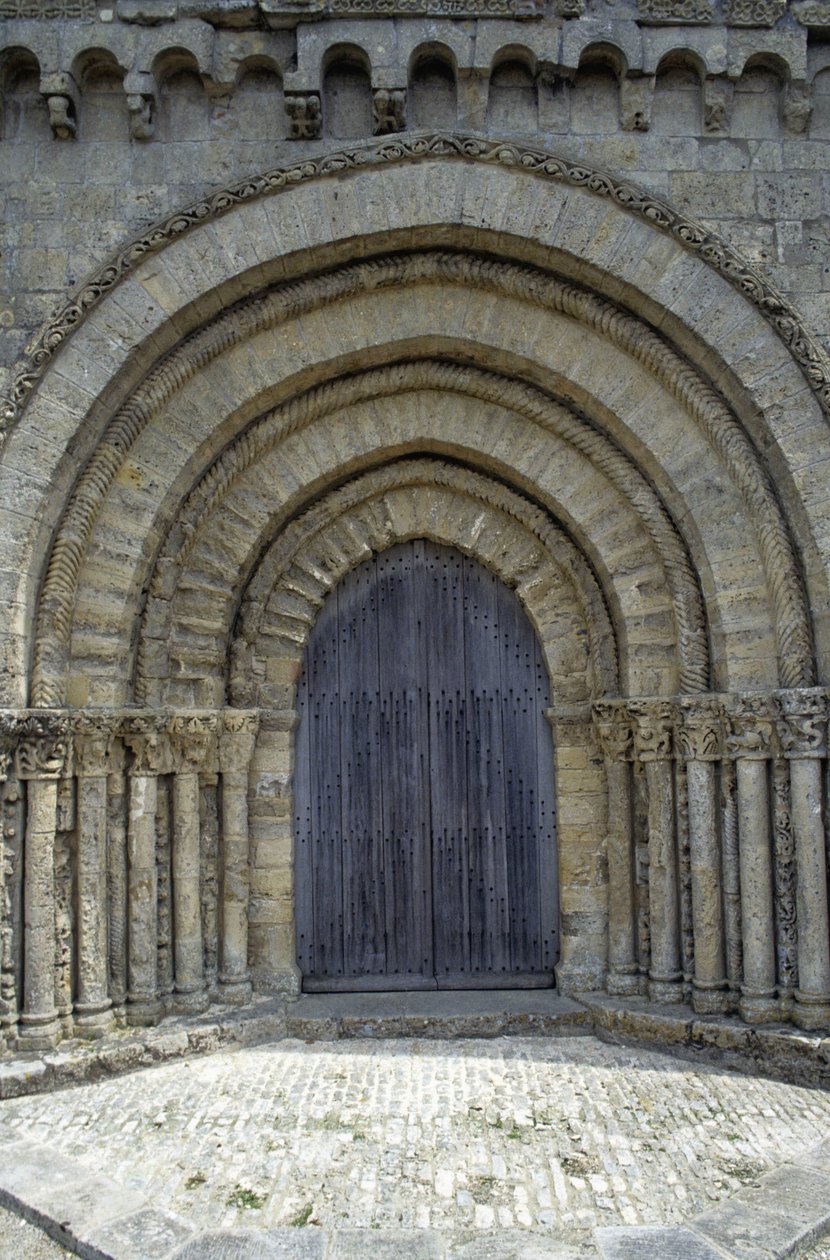 12e-eeuwse kerk met een mooie Poitevine-gevel (Romaanse stijl). Chaize-Giraud in Vendée (85) door Romanesque