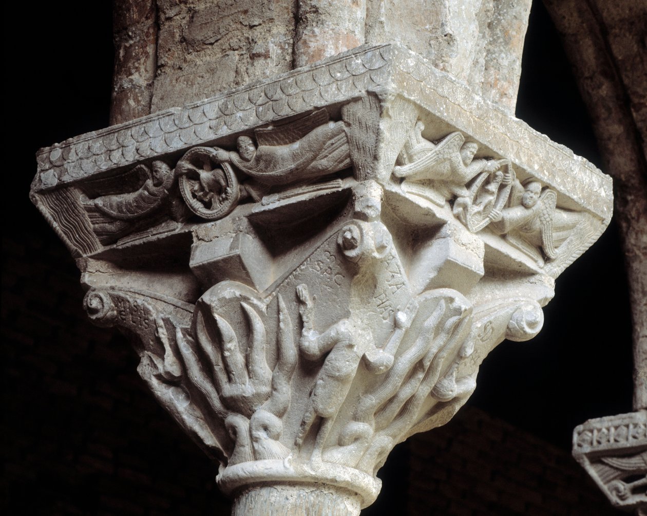Kapiteel met voorstelling van de drie joden in de vurige oven (sculptuur) door Romanesque