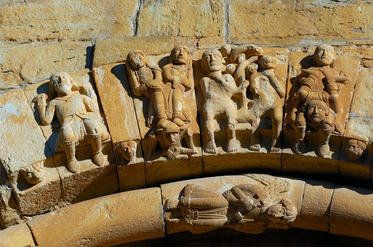 Gevel van de Kerk van Santa Maria de Covet, Isona, Spanje (detail) door Romanesque