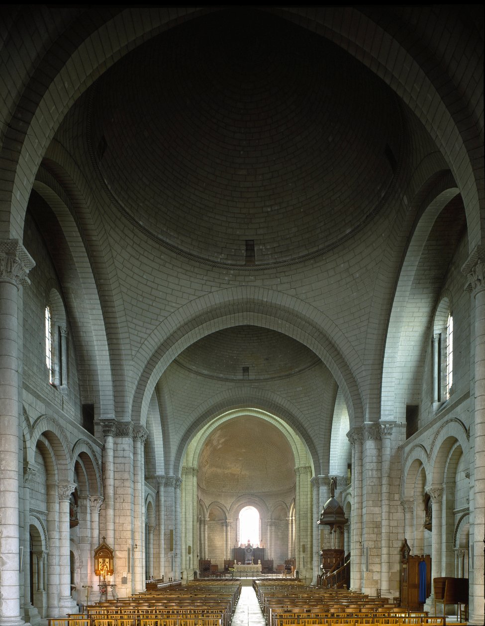 Interieur van de Kathedraal Saint Pierre door Romanesque