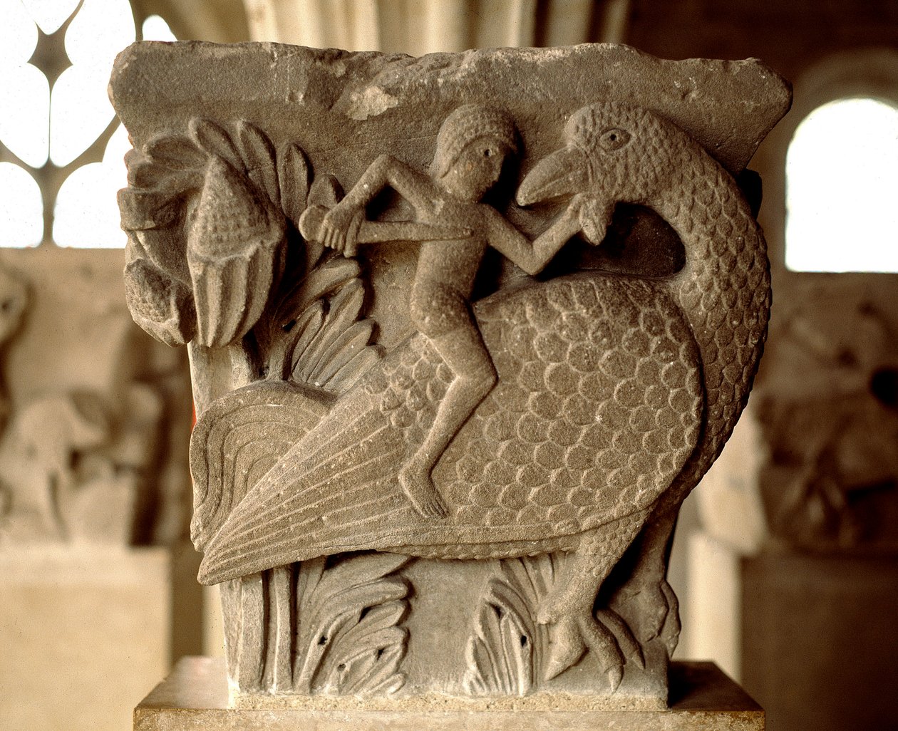 Voorstelling van een gevecht tussen een man en een vogel (gekerfd kapiteel van de kapittelzaal) door Romanesque