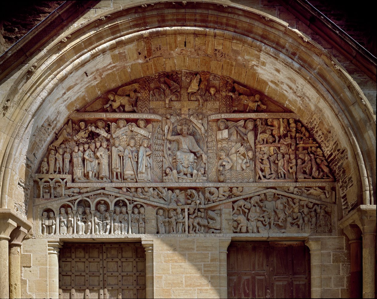 Romaans kunst: Tympaan gebeeldhouwd dat het laatste oordeel voorstelt, rechts van Christus het Paradijs, links de chaos van de hel. Beeldhouwwerk (1130-1140) van de abdijkerk van Sainte Foy in Conques (Aveyron), Frankrijk door Romanesque