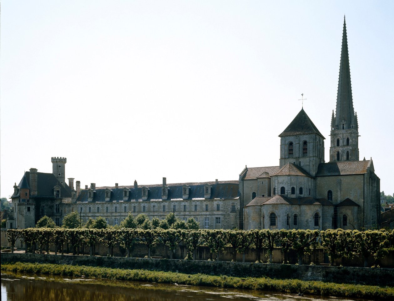 Romaans kunst: aanzicht van de Basiliek van Saint Savin-sur-Gartempe, gesticht in de 11e eeuw. Saint Savin, Wenen door Romanesque