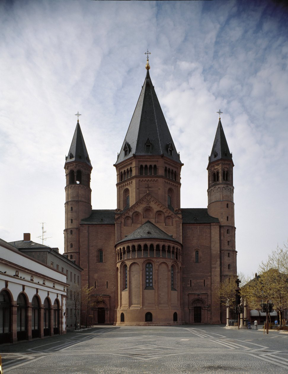 Romaans kunst: uitzicht op de kathedraal van Sint Martin, gebouwd tussen de 10e en 12e eeuw door Romanesque