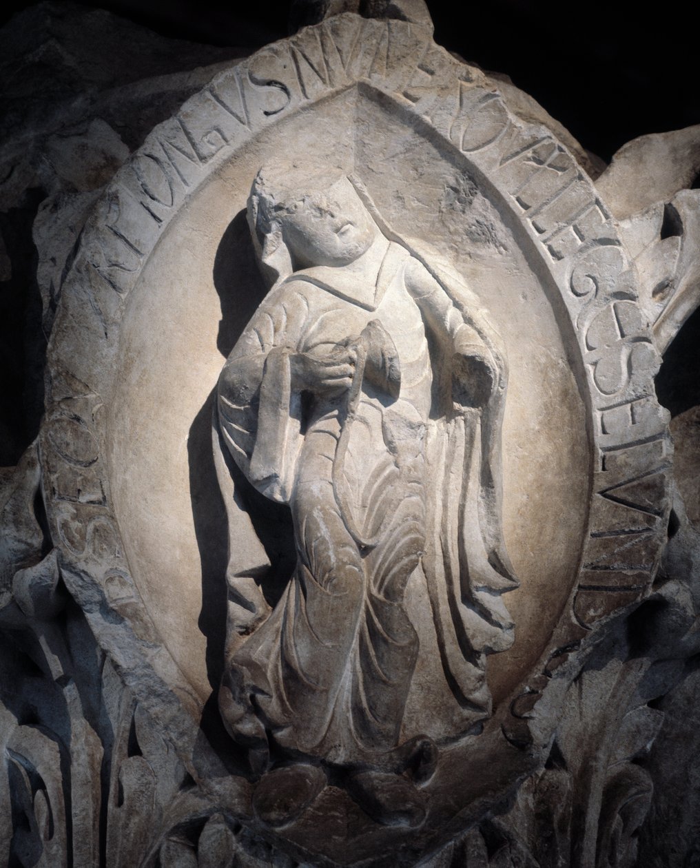 Tonen van gregoriaanse zang: de tweede toon, Kapiteel van het koor (beeldhouwwerk) door Romanesque