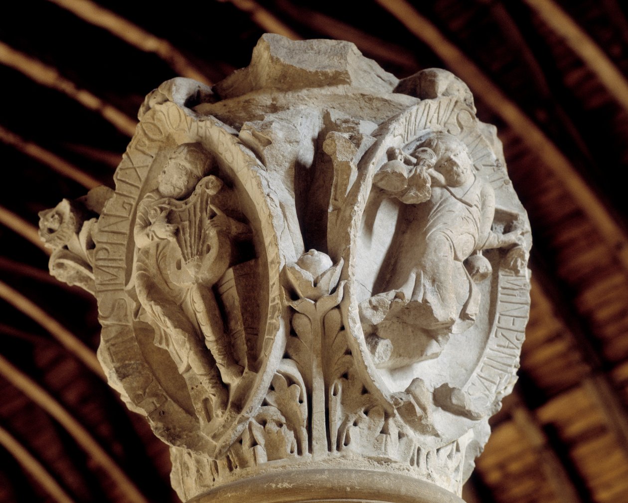 Toon van gregoriaanse zang: de derde (passie en opstanding van Christus) en Tintinrectie van Christus (rechts), Kapiteel van het koor (beeldhouwwerk) door Romanesque