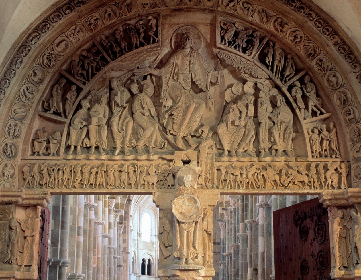 Tympaan van de Basiliek van Vézelay met Christus in majesteit (Jezus Christus in glorie binnen een mandorla) 12e eeuw. Vézelay Basiliek door Romanesque