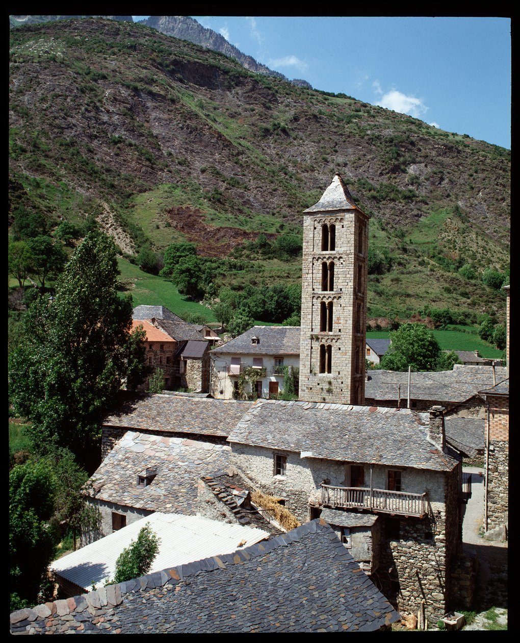 Zicht op de kerk met klokkentoren door Romanesque