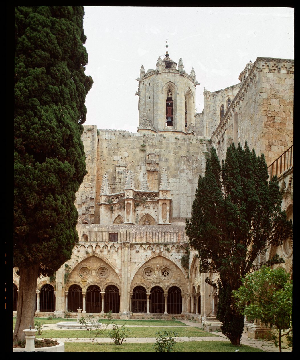 Uitzicht op het klooster en de kathedraal van Sainte Thecle in Tarragona door Romanesque