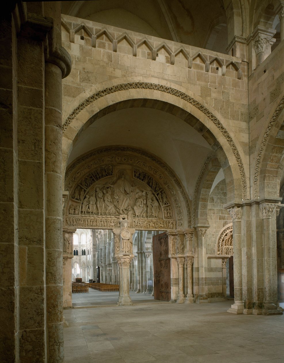 Uitzicht op de nartex en centraal timpaan dat de missie van de apostelen voorstelt. Basiliek van Santa Maria Magdalena (Sainte Marie Madeleine (1096-1106), Vezelay, Yonne door Romanesque
