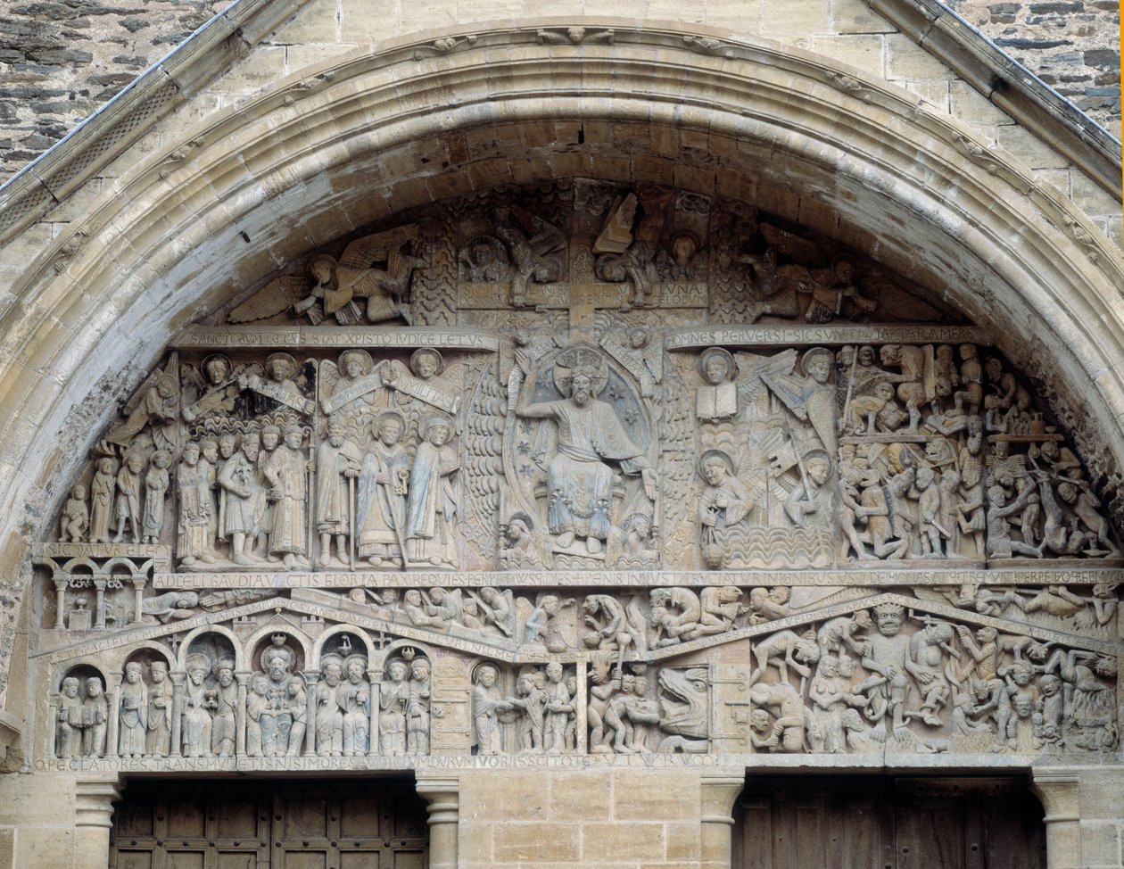 Uitzicht op het timpaan van het laatste oordeel, Christus tussen paradijs en hel (sculptuur) door Romanesque