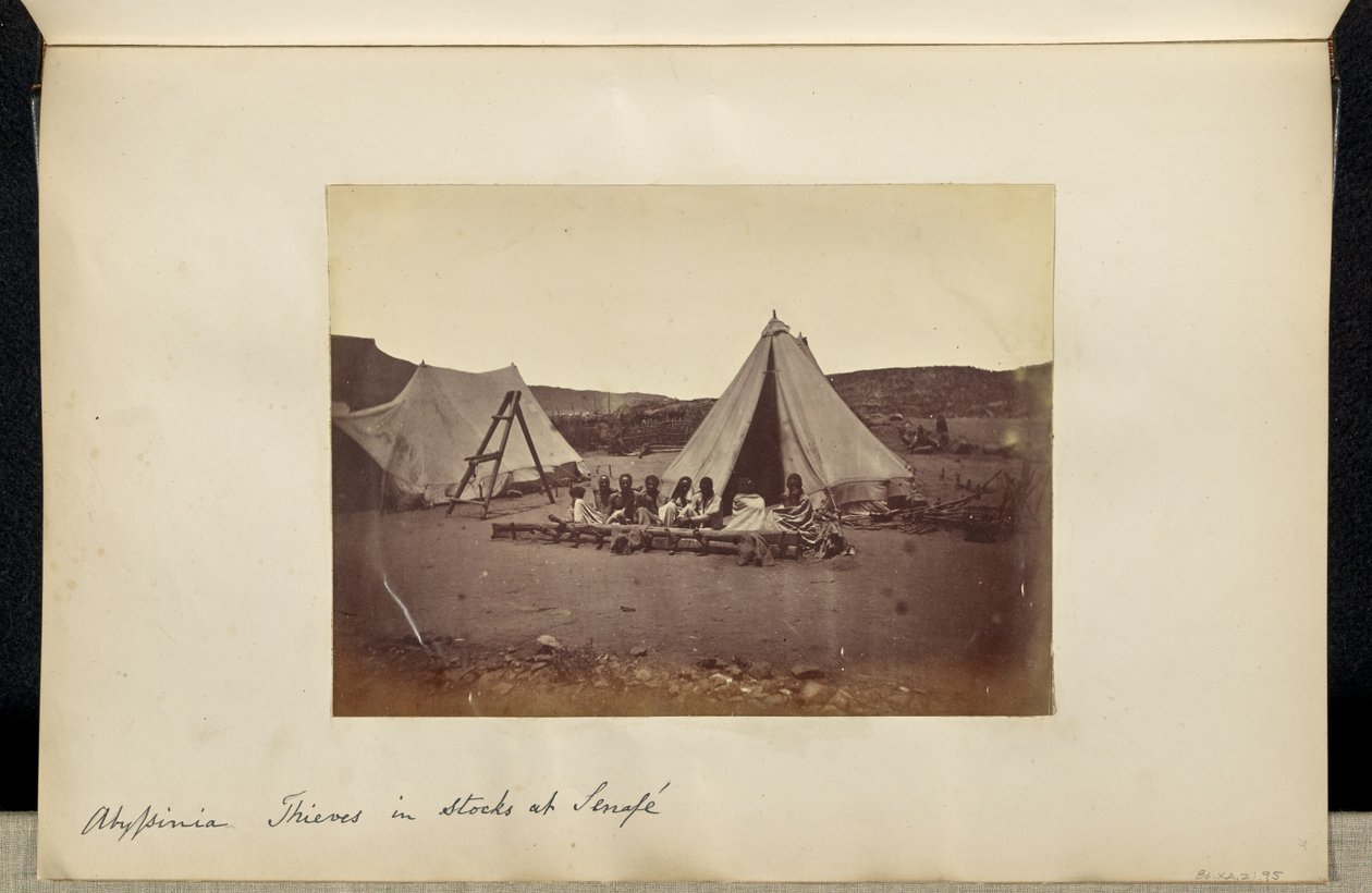 Abessinië. Dieven in voorraad in Senafe. door Ronald Ruthven Leslie Melville