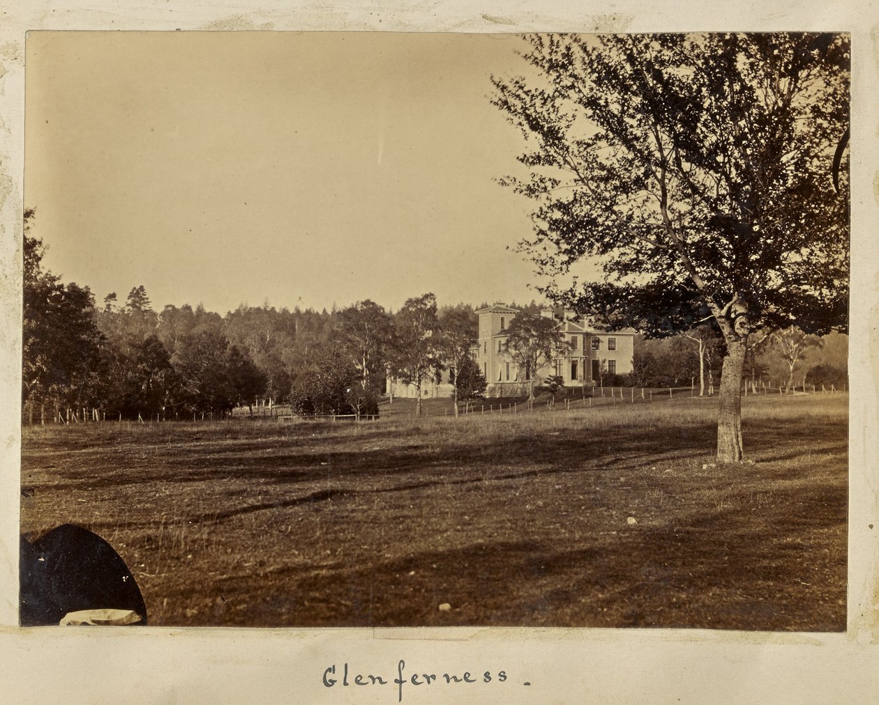 Glenferness door Ronald Ruthven Leslie Melville