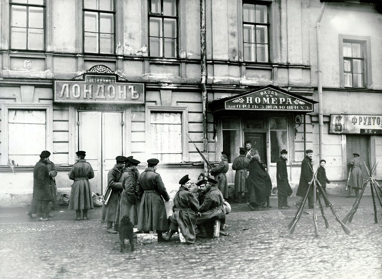 Militieleden in een straat in St. Petersburg, 17 oktober 1905 door Russian Photographer