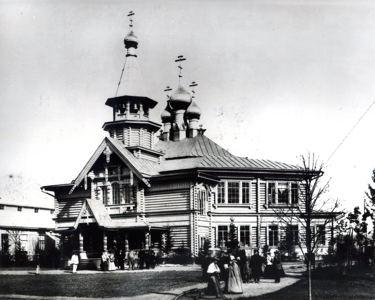 Parochiekerk en school ontworpen voor de All-Russische Tentoonstelling van Industrie en Kunst, Nizjni Novgorod, 1896 door Russian Photographer