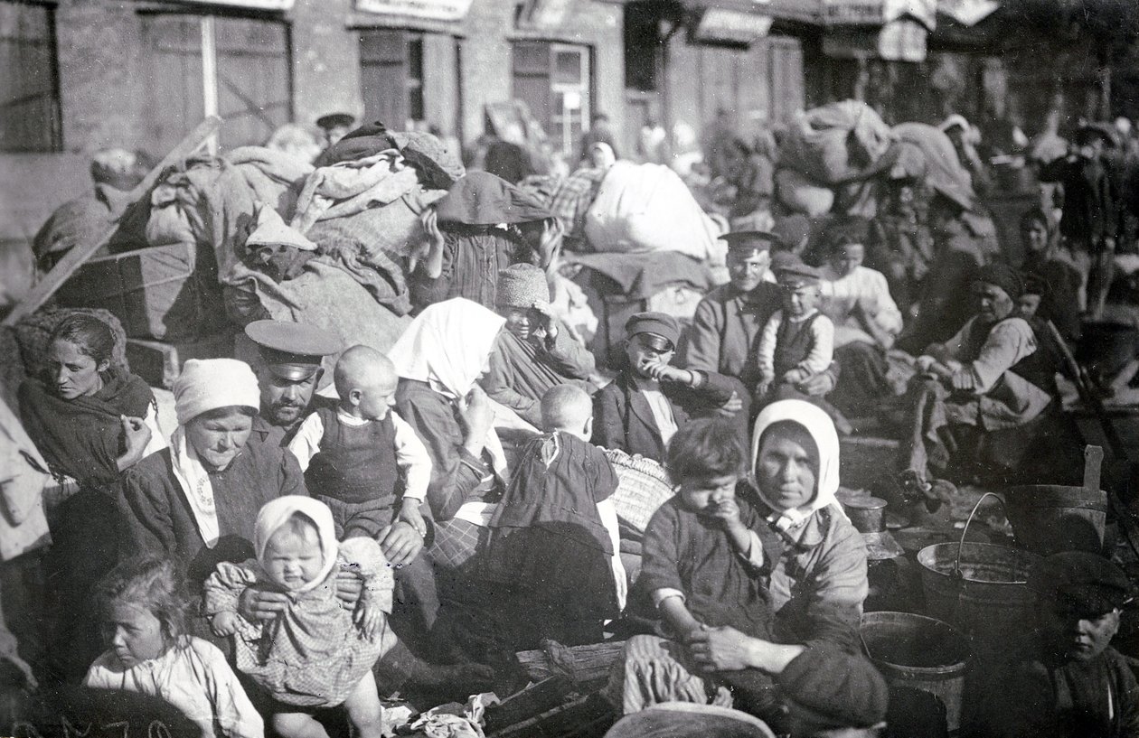 Vluchtelingen in St. Petersburg, 1915 door Russian Photographer