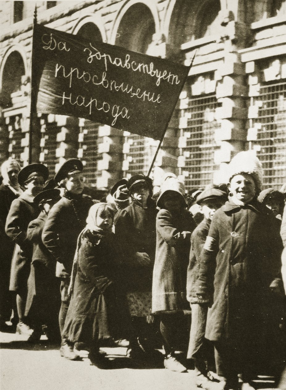Russische kinderen demonstreren voor onderwijs en een beter leven, februari 1917 (sepia foto) door Russian Photographer