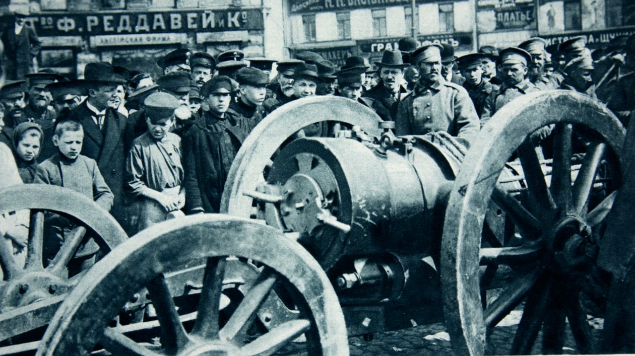 Ruslands solide troost voor het verlies van Przemysl: een van de Oostenrijkse 24-C.M. mortieren, daar gevangen genomen, in Moskou, uit The Illustrated War News door Russian Photographer