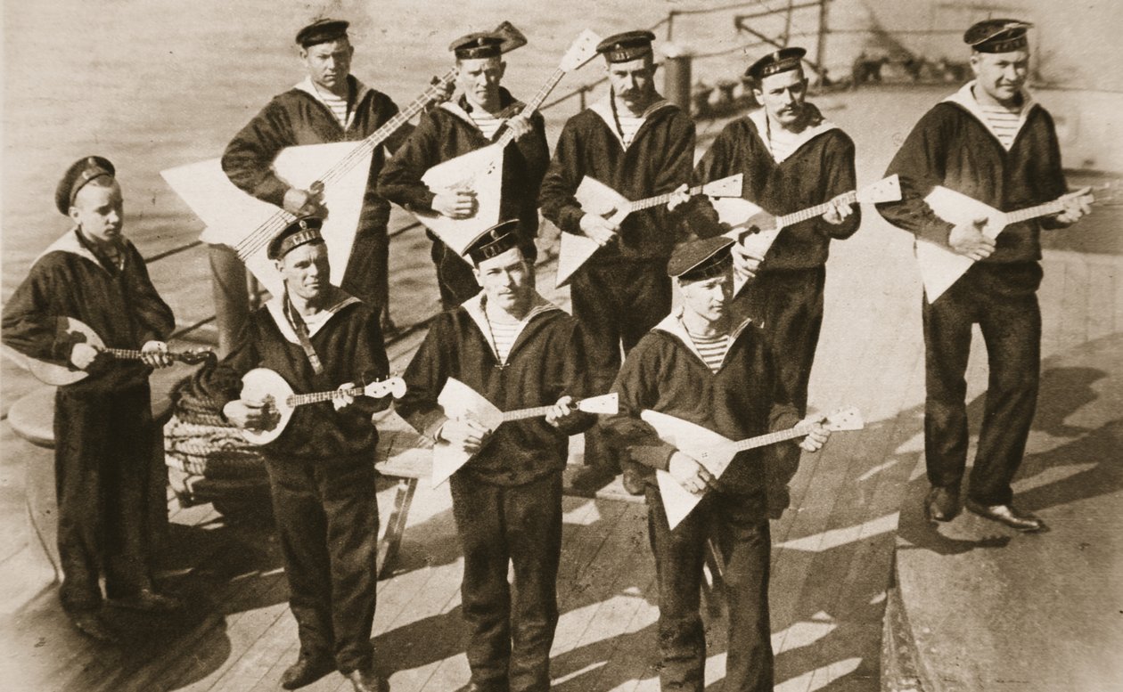 De Balalaika-band, die de moraal van de Russische marine hooghoudt, uit The Illustrated War News door Russian Photographer