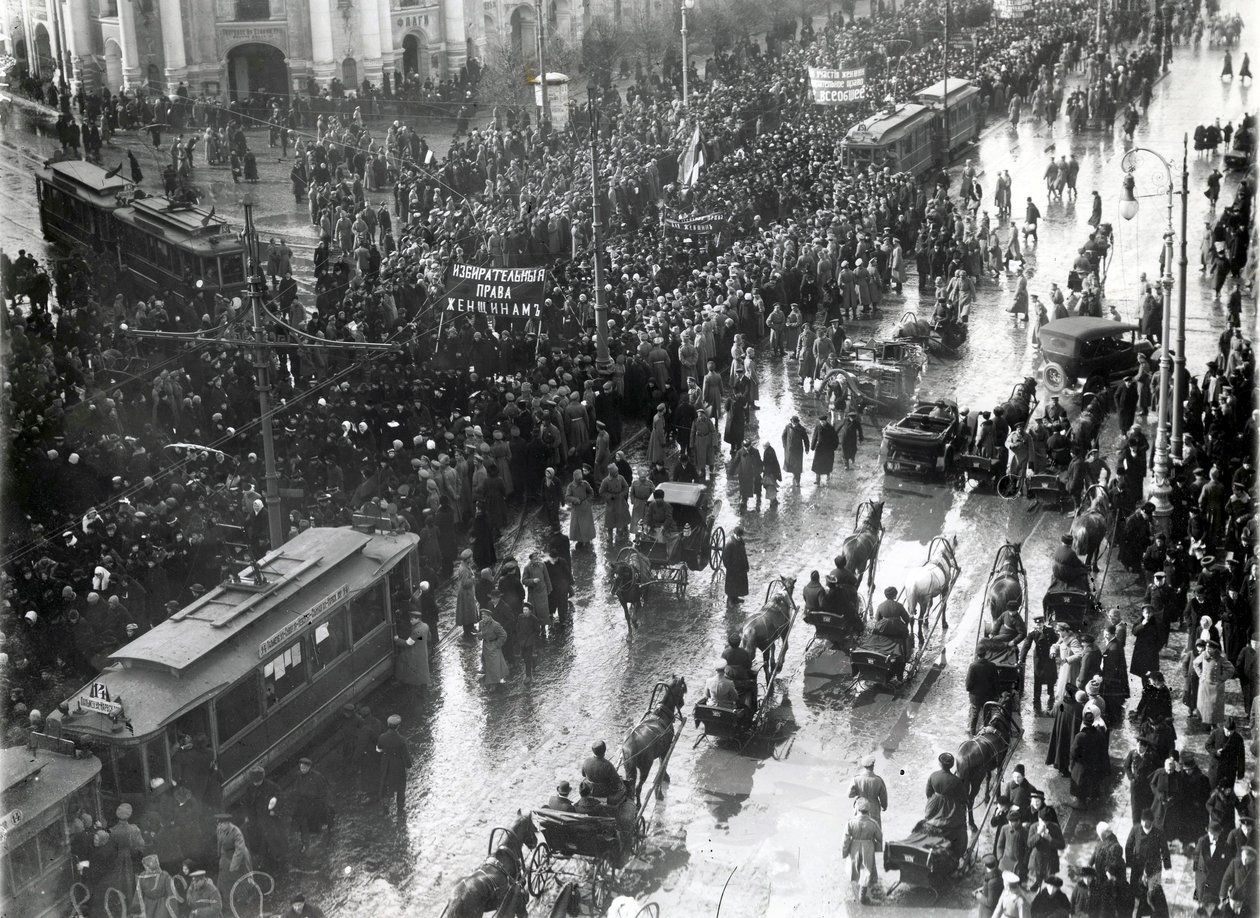 Vrouwen in een demonstratie op Nevsky Prospekt, St. Petersburg, 1917 door Russian Photographer