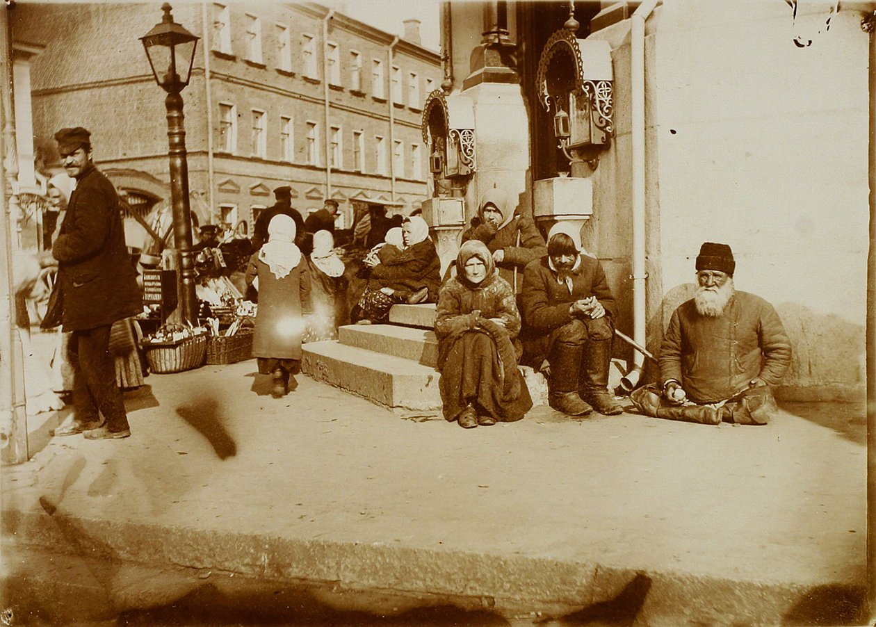 Bedelaars (man, vrouw en jatte-ezel) voor het klooster van Valaam (Valamo) in Moskou door Russian Photographer