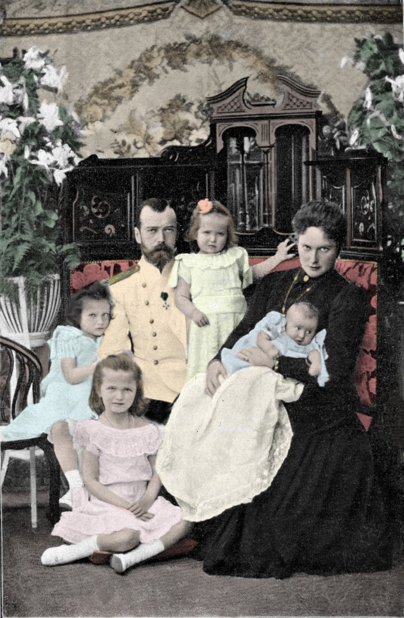 Familieportret van Tsaar Nicolaas II (1868-1918) Circa 1901-1902 door Russian Photographer