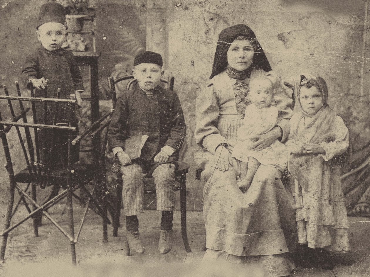 Kazan Tataarse familie, ca. 1900 door Russian Photographer