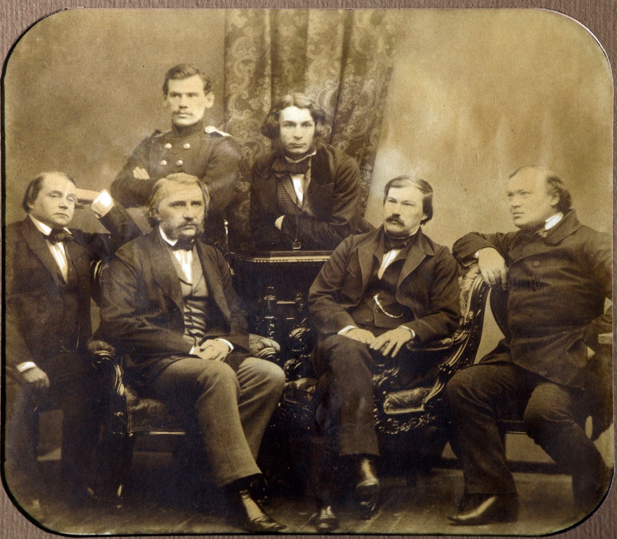 Leon Tolstoi en Dmitri Grigorovitch - Zittend, Ivan Alexandrovitch Gontcharov, Ivan Sergeyevich Tourgueniev, Alexander Vasilievich Drushinin en Al door Russian Photographer