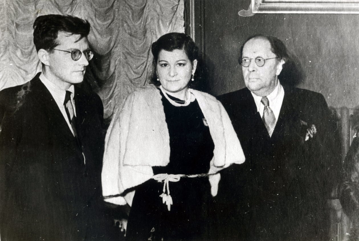 De Componist Dmitri Dmitriyevich Shostakovich, zangeres Maria Maksakova en schrijver Aleksei Nikolayevich Tolstoy door Russian Photographer
