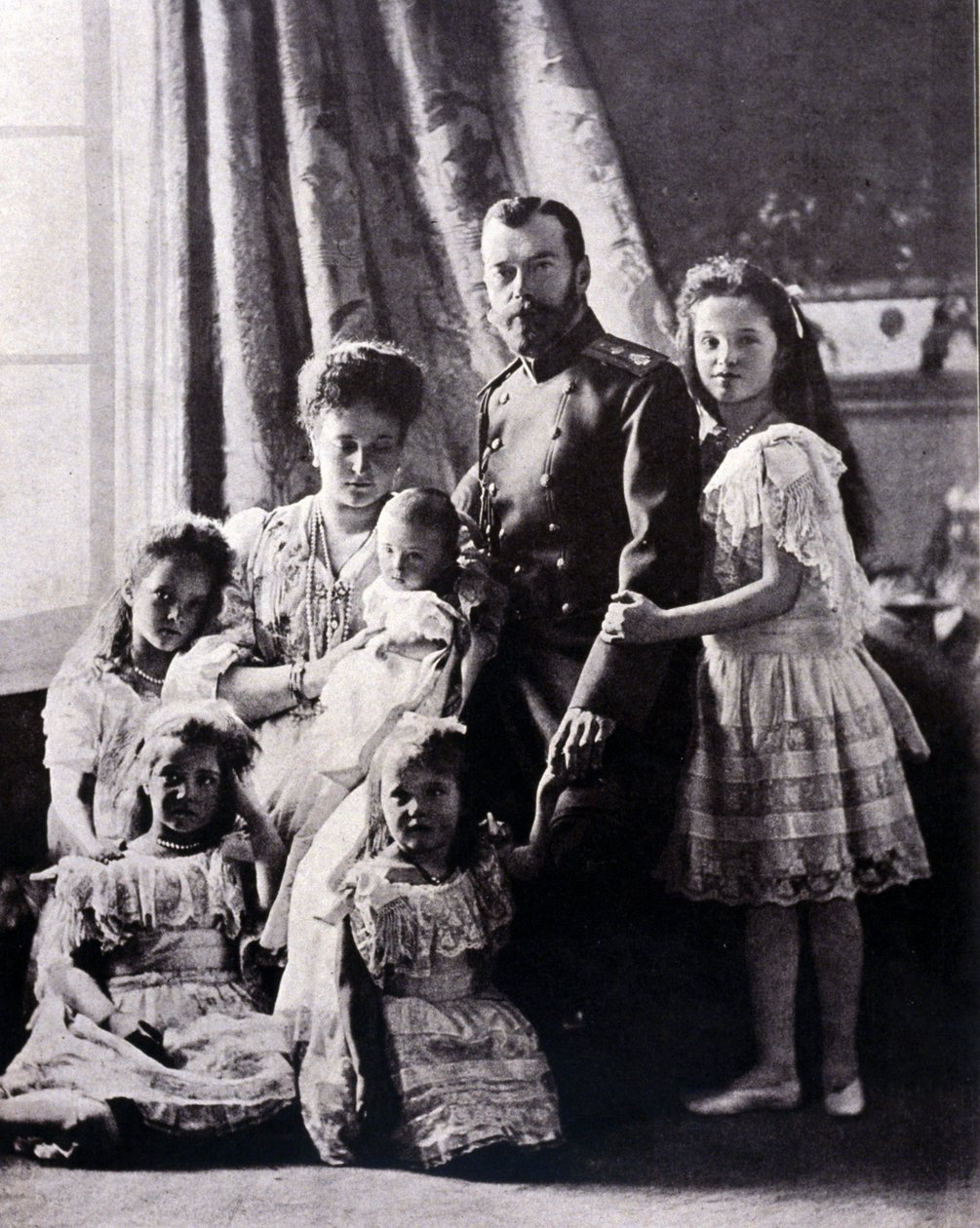 De familie van Tsaar Nicolaas II (1868 - 1918). Van links naar rechts: Groothertogin Tatiana geboren 11 juni 1897; Groothertogin Maria geboren 27 juni 1899; Groothertogin Alexis geboren 12 augustus 1904; Keizerin Alexandra Fjodorovna; Tsaar Nicolaas II; Gr door Russian Photographer