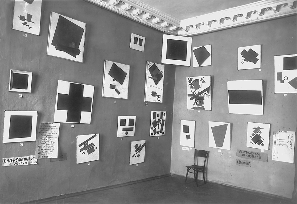 Zicht op de kamer met Malevichs Zwarte Vierkant en andere suprematistische schilderijen, De Laatste Futuristische Tentoonstelling van Schilderijen 0.10, Petrograd, winter 1915-16 door Russian Photographer