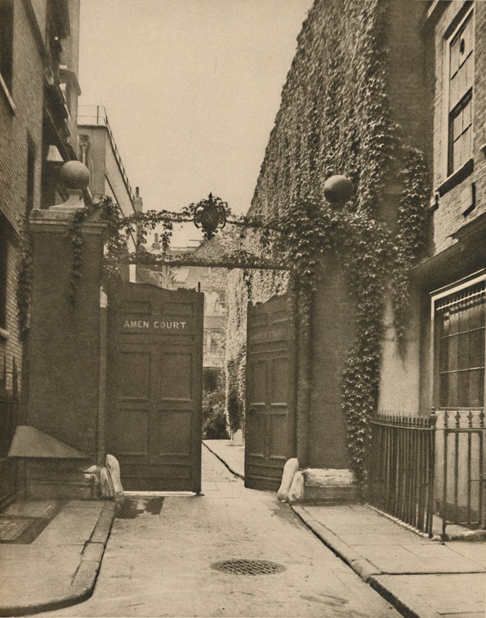 Ingang naar Rustige Amen Court in Warwick Lane, ca. 1935 door SO Gorse