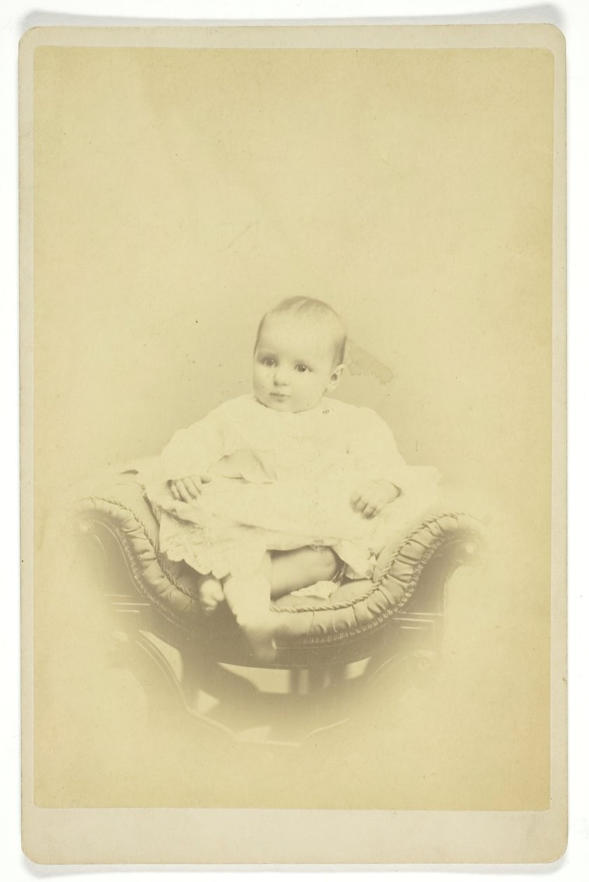 Portret van zittende baby door S. A. Thomas