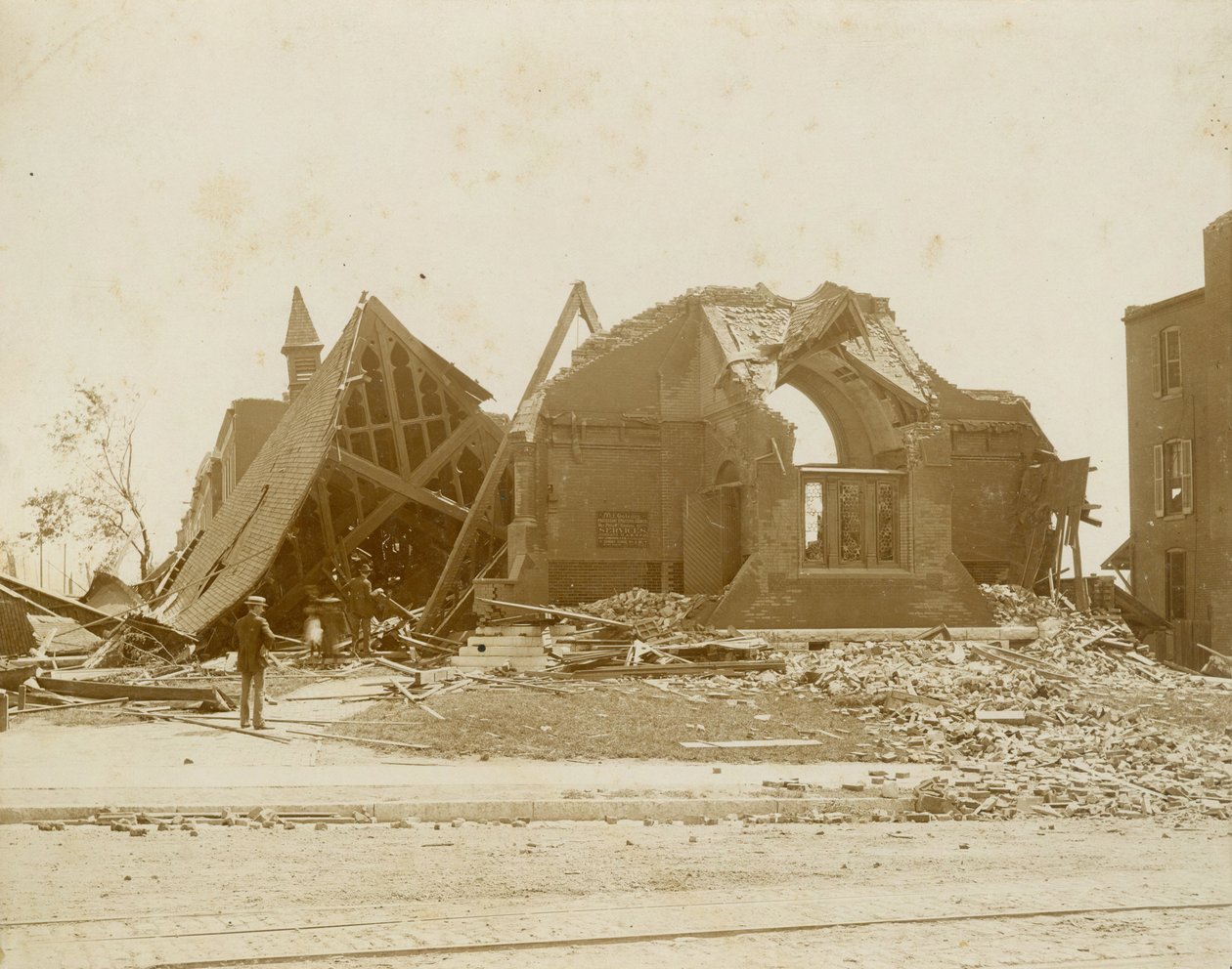 Schade aan de Mt. Cavalry Church door de tornado van 1896 in St. Louis door Samborsky