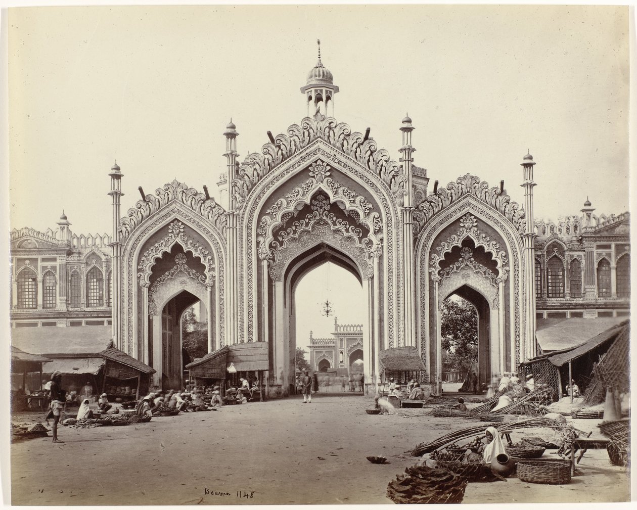 Poort voor de bazaar van Hoesseinabad, Lucknow door Samuel Bourne (signed by artist)