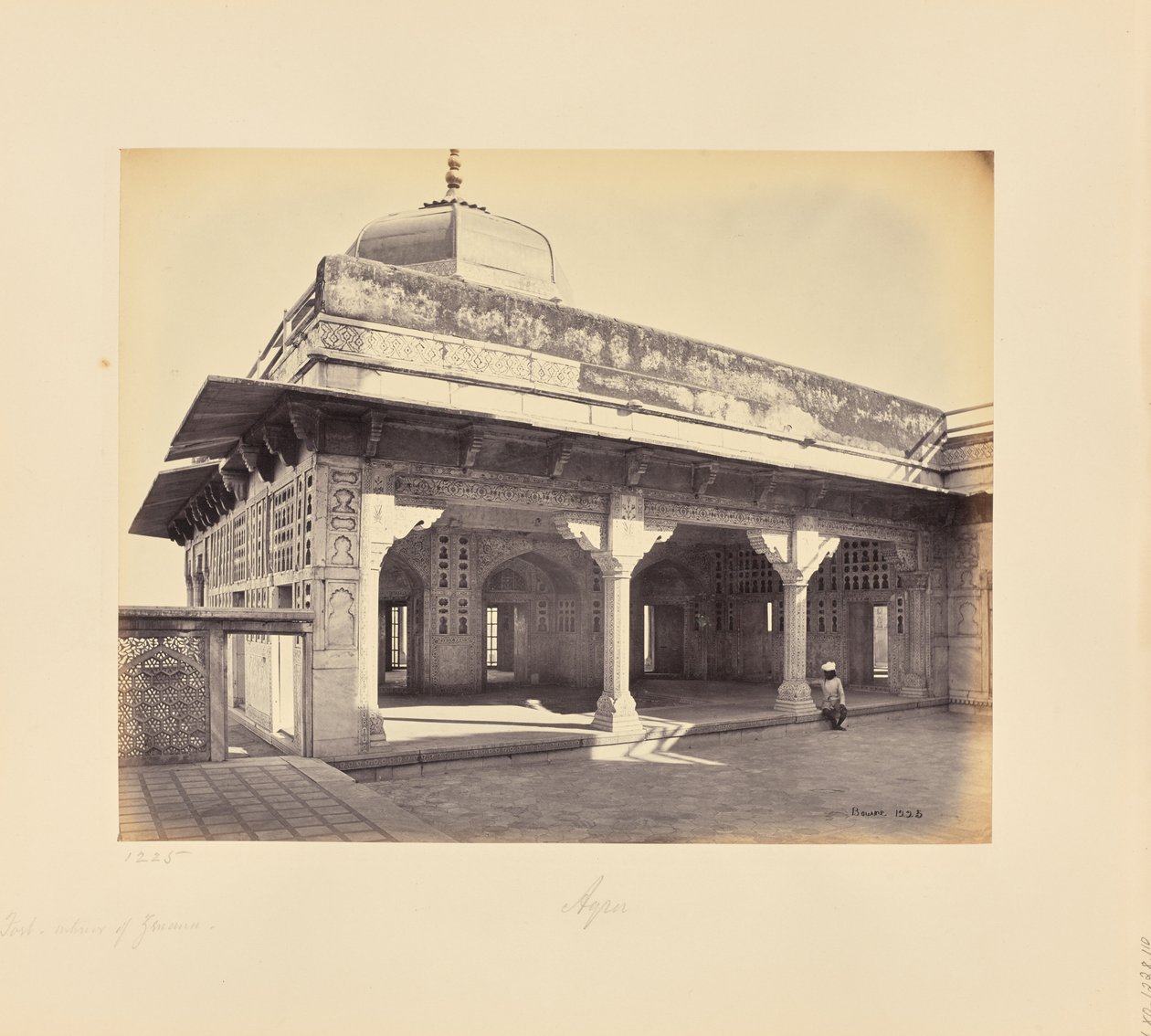 Agra; het fort, interieur van de zenana met mozaïekwerk, ander gezicht door Samuel Bourne