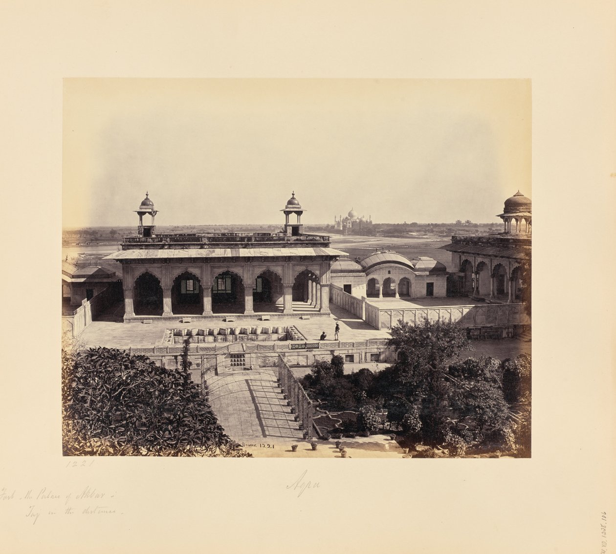 Agra; het fort, het paleis van Akbar met de Taj in de verte door Samuel Bourne
