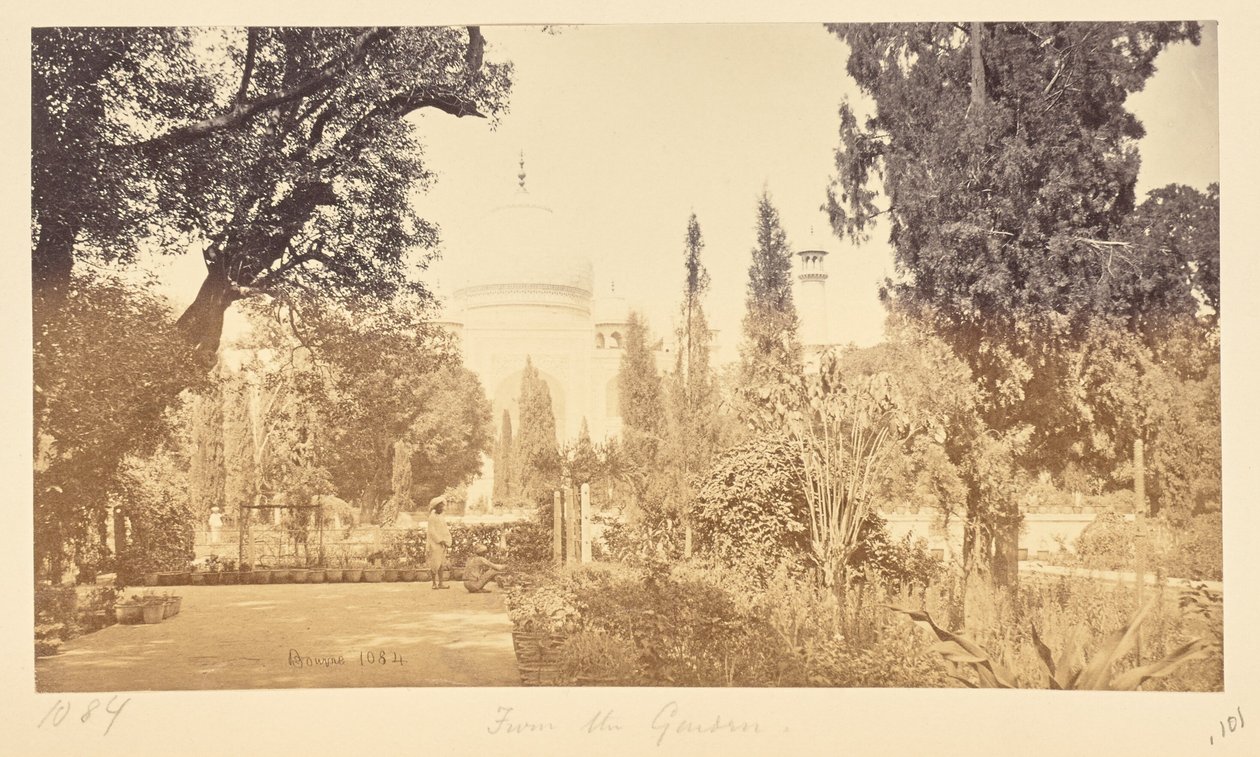 Agra; Der Taj, vom Garten aus door Samuel Bourne