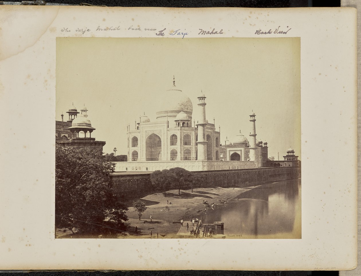 Agra; de Taj Mahal, vanaf de rivier door Samuel Bourne