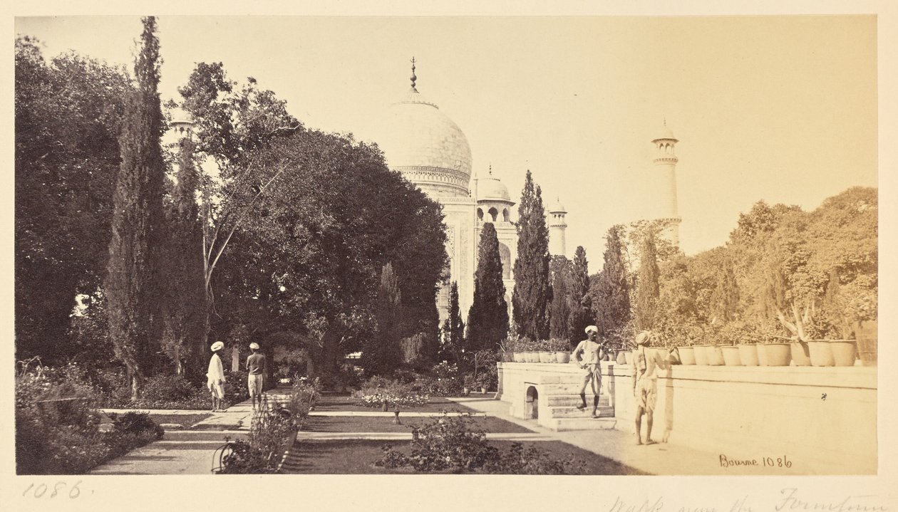 Agra; de Taj, vanaf het pad bij de fontein door Samuel Bourne