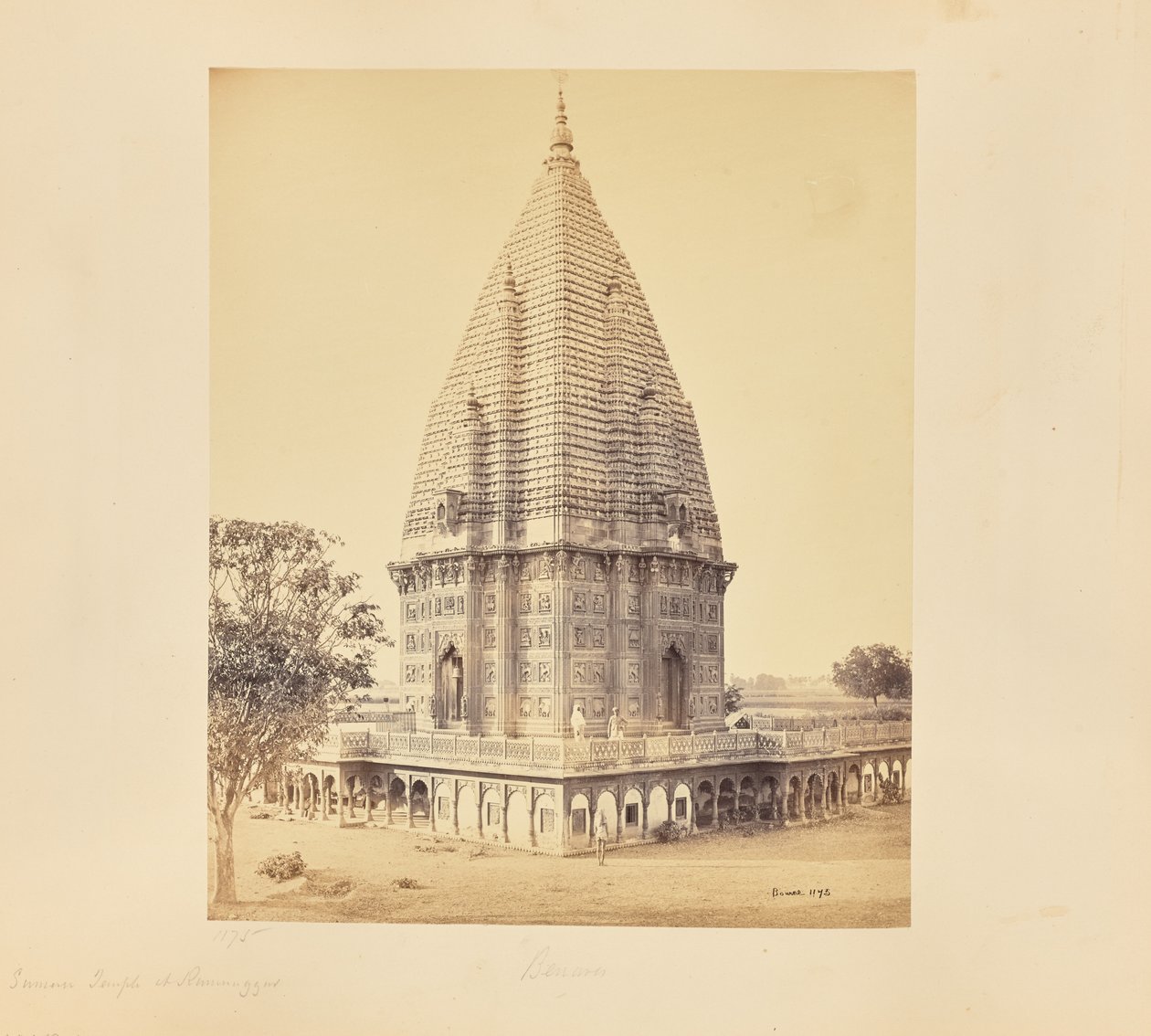 Benares; Sumeree-tempel in Ramnuggur, nader aanzicht door Samuel Bourne