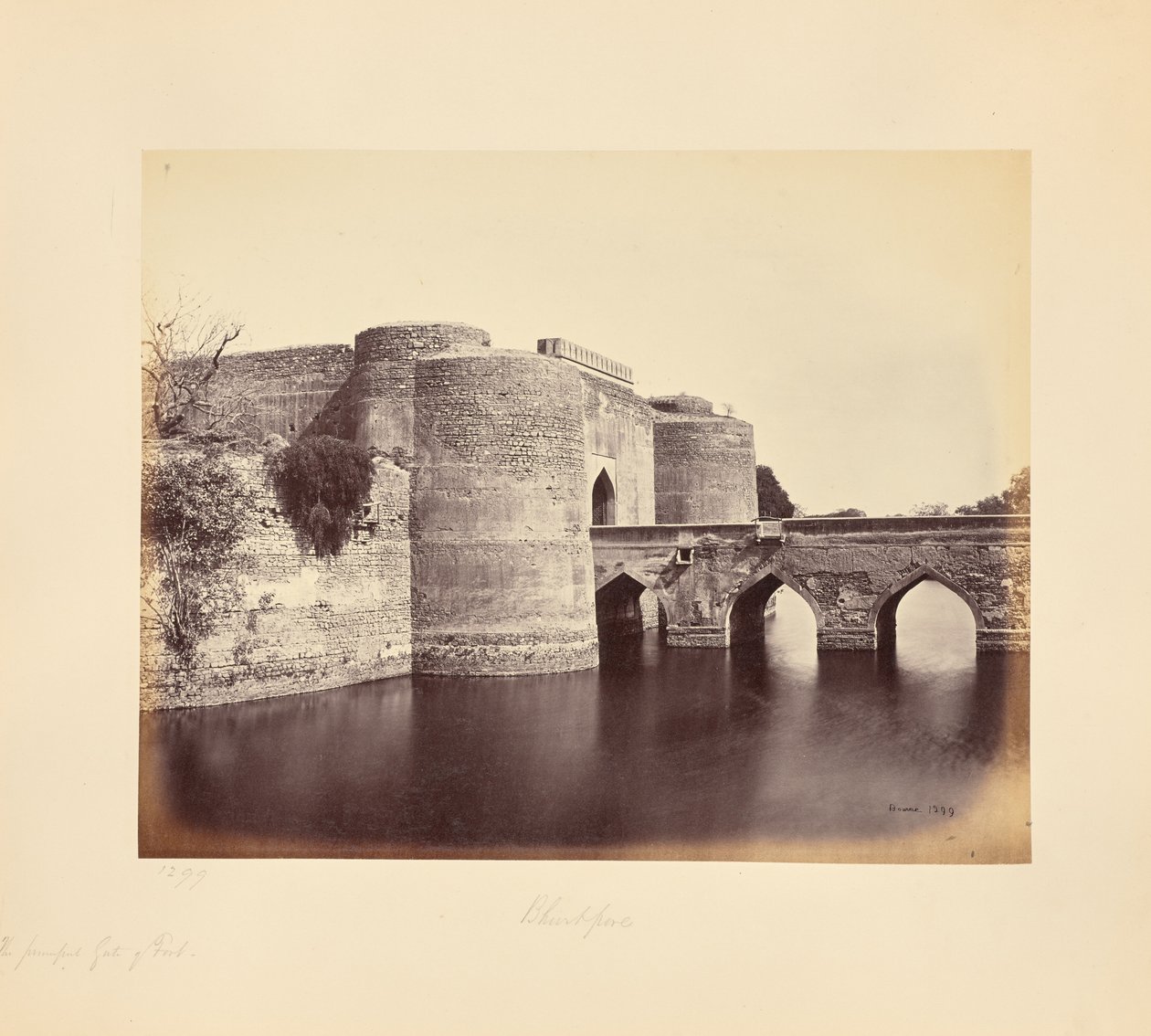 Bhurtpore; de hoofdpoort van het fort door Samuel Bourne